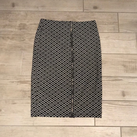 ⬇️SMALL - PENCIL SKIRT - Picture 2 of 2